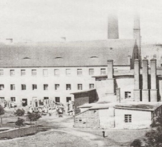 Widok na zabudowania fabryki porcelany, lata 40. XX wieku