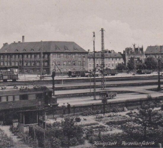 Lata 1930-1935 , Stacja kolejowa i budynek Zakładów Porcelany Stołowej "Karolina" w Jaworzynie Śląskiej