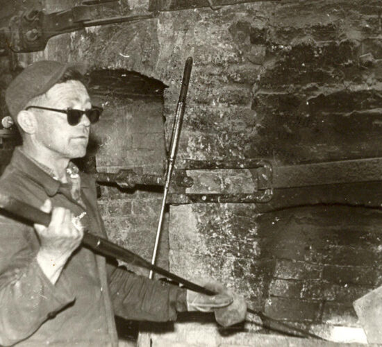 Palacz przy piecu okresowym, tzw. okrąglaku