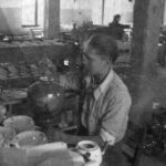 Ręczne dekorowanie wyrobów porcelanowych, lata 50. XX wieku.