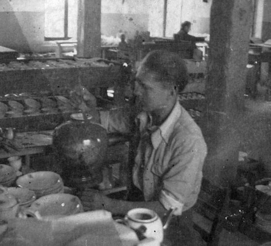 Ręczne dekorowanie wyrobów porcelanowych, lata 50. XX wieku.