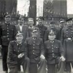 Zakładowa Ochotnicza Straż Pożarna przed bramą zakładową, lata 50. XX wieku.