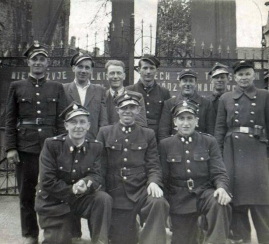 Zakładowa Ochotnicza Straż Pożarna przed bramą zakładową, lata 50. XX wieku.