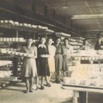 Pracownice na stanowisku odlewania i klejenia uszek do filiżanek, lata 50. XX wieku