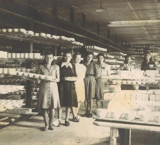 Pracownice na stanowisku odlewania i klejenia uszek do filiżanek, lata 50. XX wieku